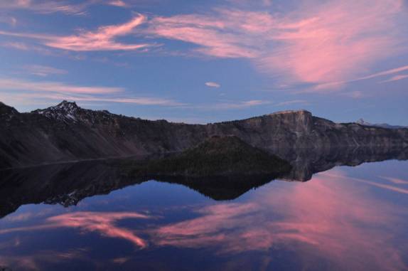 Um fim de tarde com luzes e cores incríveis no Crater Lake, no sul do Oregon, estado da costa oeste dos Estados Unidos
